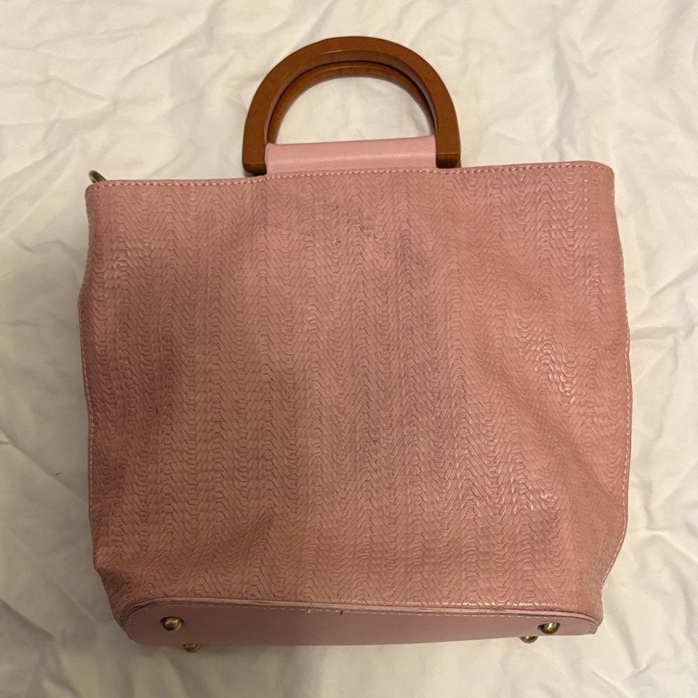 Elegant Pink Handbag with Wooden Handles